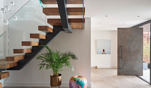 Tangga kombinasi kayu dan logam dengan desain futuristik